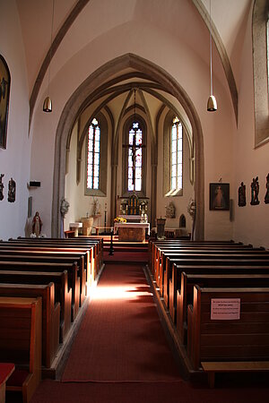 Kaumberg, Pfarrkirche hl. Michael, Kircheninneres - Blick in den Chor