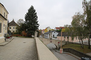 Wolkersdorf, Kirchenvorplatz und Blick auf den barocken Stiegenaufgang
