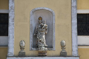 Maria mit Kind über dem Kapellenportal