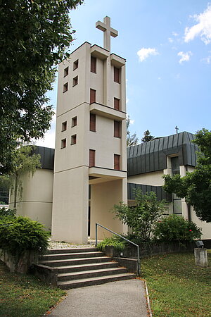 Krummnußbaum, Pfarrkirche Mariae Empfängnis, 1972/73 nach Plänen von Paul Pfaffenbichler, Sichtbetonbau, freistehender Glockenturm