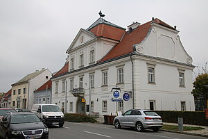 Pillichsdorf, Hauptplatz Nr. 1: ehem. Schloss, heute Rathaus von Pillichsdorf
