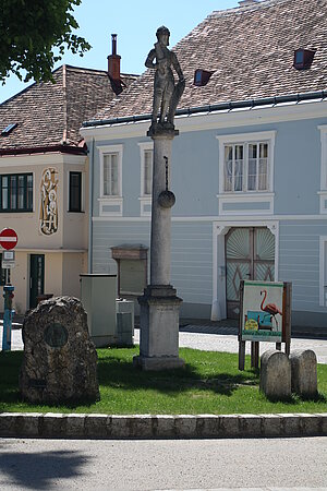 Pulkau, Pranger am Rathausplatz, bezeichnet 1542