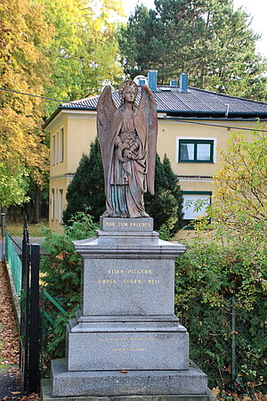 Haslau-Maria Ellend, Wallfahrtsanlage, ab 1910 in der Achse der Kirche errichtet, Tor zum Frieden