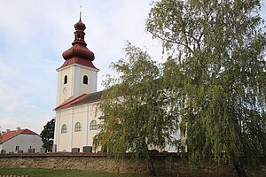 Prellenkirchen, Pfarrkirche hl. Dreifaltigkeit, Turm im Kern romanisch, gotischer Chor, barock umgebaut