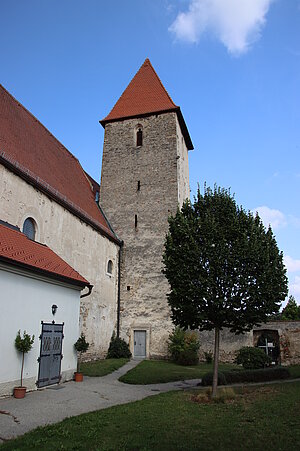 Strögen, Pfarrkirche Hll. Peter und Paul, im Kern romanischer Bau, von Ringmauer umgeben