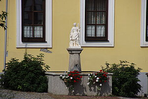 Neukirchen an der Wild, Brunnen mit Figur des hl. Florian, 1. Hälfte 18. Jahrhundert