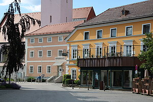 Weistrach, linkes Gebäude: ehem. Schule von 1758-61, heute Gemeindeamt