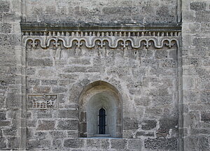 Sollenau, Pfarrkirche hl. Laurentius, romanische Basilika, 12. Jh., Ostturm mit Rundbogenfries
