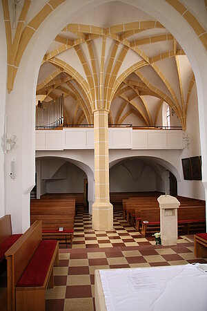 St. Johann in Engstetten, Pfarrkirche hl. Johannes der Täufer, Blick in die zweischiffige Halle, Gewölbe um 1500