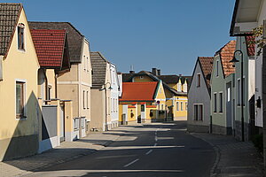 Weikersdorf am  Steinfelde, Blick durch die Hauptstraße
