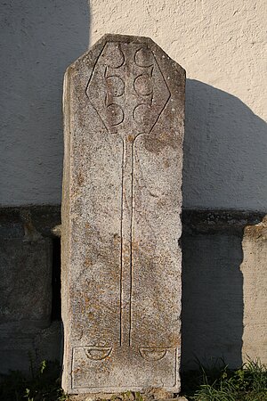 Gerolding, Pfarrkirche hl. Johannes der Täufer, hochmittelalterliche Grabplatte