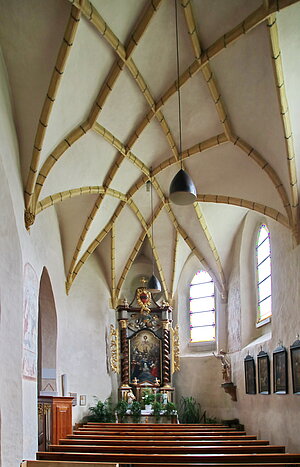 Rappottenstein, Pfarrkirche hll. Peter und Paul, südliches Seitenschiff mit Netzrippengewölbe Anfang 16. Jh.