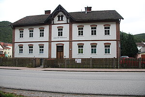 Weißenbach an der Triesting, ehem. Leonische Fabrik, Arbeiterwohnheim in der Further Straße, 3. Viertel 19. Jh.
