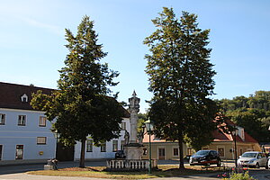 Gars,Dreifaltigkeitsplatz mit Dreifaltigkeitssäule von 1765