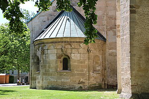 Himberg, Pfarrkirche hl. Georg, Halbkreisapsis des südseitigen Kapellenanbaus, um 1230