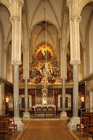 Mayerling, Kirche St. Josef, 1889 errichtet, Blick in das Innere, hohes Kreuzrippengewölbe von schlanken Marmosäulen getragen