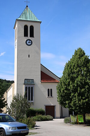 Kematen, Pfarrkirche Hl. Familie, 1929 nach Plänen von M. Schlager erbaut, Zubauten 1949-51 von Josef Friedl