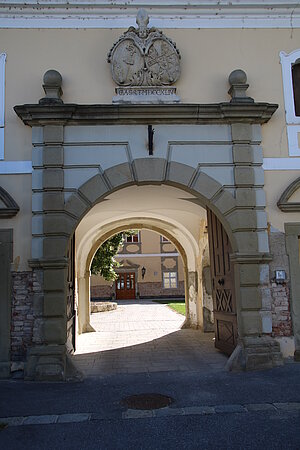 Gaweinstal, Einfahrt in den Pfarrhof, darüber Wappen des Schottenstiftes und der Abtei Telky