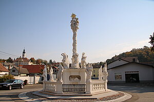 Obersulz, Dreifaltigkeitssäule in der Ortsmitte, 1714 bezeichnet