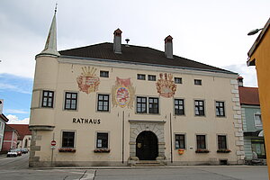 Neumarkt an der Ybbs, Rathaus, ehemaliges Herren- und Mauthaus, Renaissancebau um 1570/80, nach Brand neue Dachkonstruktion