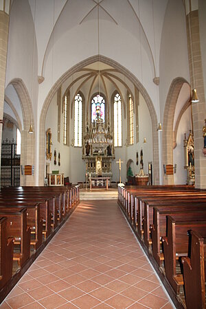 Großrußbach, Pfarrkirche hl. Valentin, Blick in das Kircheninnere Richtung Chor