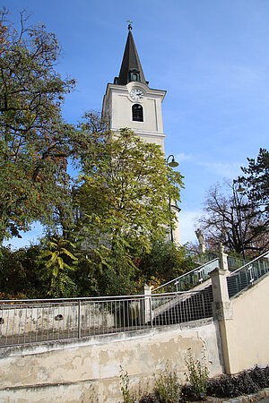 Hollabrunn, Pfarrkirche hl. Ulrich, im Kern romanischer Bau mit West-Turm