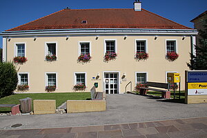 Pyhra, Musterschule, errichtet unter Maria Theresia, jetzt Gemeindeamt