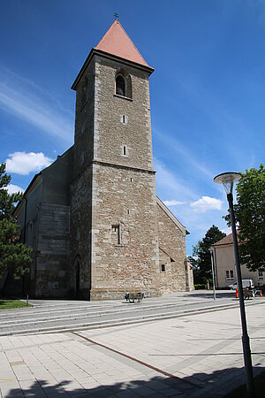 Himberg, Pfarrkirche hl. Georg, 1130 errichteter romanischer Bau mit frühgotischem Chor und spätgotischem Turm