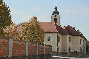 Weikersdorf am  Steinfelde, Pfarrkirche und Pfarrhof