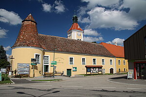 Niederfladnitz, Schloss in der Ortsmitte, 17. Jh., vierflügeliger Wohntrakt