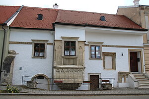 Sitzendorf an der Schmida, Hauptplatz Nr. 13: Ehem. Kranken- und Waisenhaus, erbaut 1520, vor 1615 Spital, dann Schule