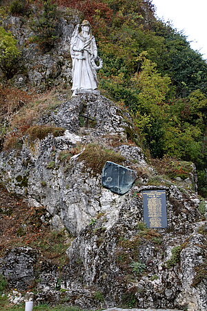 Staatz, Kriegerdenkmal neben der Pfarrkirche