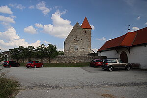 Strögen, Pfarrkirche Hll. Peter und Paul, im Kern romanischer Bau, von Ringmauer umgeben