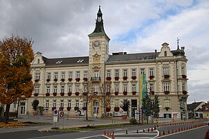 Rathaus an der nördlichen Platzseite, 1901 nach Plänen von Eugen Schnal und Josef Dunkel errichtet