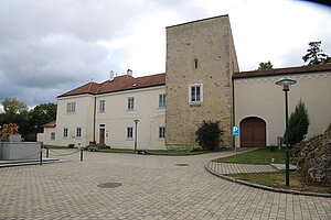 Staatz, Pfarrhof, Turm von 1412, im Westen anschließendes spätgotisches Pfarrgebäude, Ende 18. Jahrhundert umgebaut