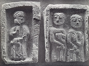 Reliefs aus Wultendorf, Stehende Figuren (Apostel?), Sandstein, stark verwittert, 1. Hälfte 13. Jhdt., NÖLM