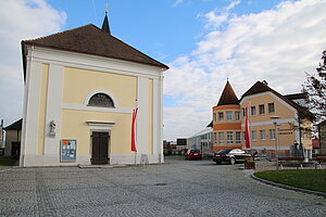 Nöchling, Pfarrkirche hl. Jakobus der Ältere, Westfassade des biedermeierlichen Saalbaus mit spätgotischem Chor und Südturm