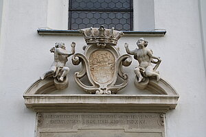 Enzersdorf an der Fischa, Pfarrkirche hl. Thomas, Portal Bauinschrift von 1715, Wappenkartusche Tinti