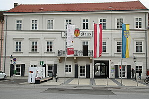 Bruck an der Leitha, Hauptplatz Nr. 16, Rathaus und Bezirkshauptmannschaft, Mitte und 2. Hälfte 19. Jahrhundert errichtet