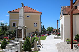 St. Georgen am Ybbsfelde, Kriegerdenkmal, im Hintergrund der Pfarrhof