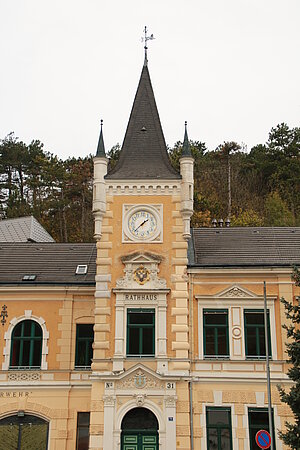 Kaltenleutgeben, Rustika-Uhrturm des Rathauses, um 1900