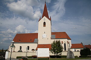 Schweiggers, Pfarrkirche hl. Ägydius, spätromanische Ost-Turmkirche, um 1430 durch gotischen Chor erweitert