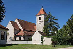 Katzelsdorf, Dorfkriche hl. Laurenz, urspr. romanische Kirche, 1944 durch Bombenangriff zerstört, 1957/58 neu aufgebaut