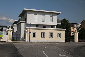 Trumau, ehem. Pfarrhof, 2012 abgerissen, erhalten sind nur mehr die Straßenfassade und die vier Pfeiler der Mauer