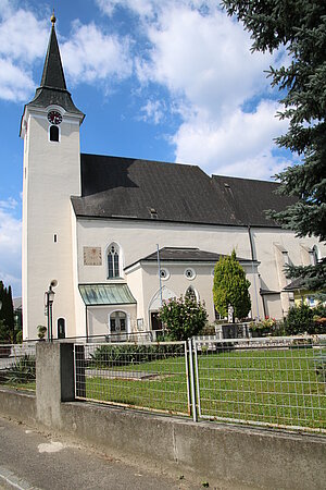 Petzenkirchen, Pfarrkirche hl. Stephan, erhöht in der Mitte des Ortes, spätgotisches zweischiffiges Hallenlanghaus  mit Westturm und Chor von 1470