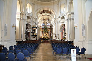 Maria Dreieichen, Pfarr- und Wallfahrtskirche Zur Schmerzhaften Muttergottes, Blick in das Kircheninnere