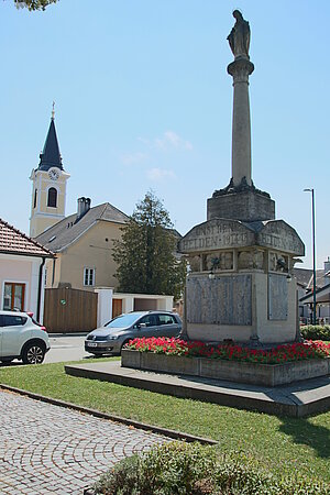 Lanzenkirchen, Mariensäule am Hauptplatz, zum Kriegerdenkmal umgestaltet