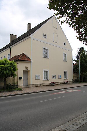 Lassee, Pfarrhof, gegenüber der Kirche, barocker Bau 1699 errichtet