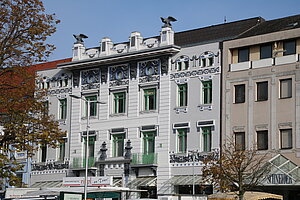Hollabrunn, Hauptplatz Nr. 13: Seccesionistischer Bau, errichtet 1898 von Hugo Wanderley