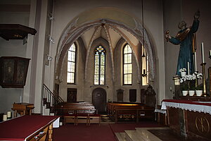 Ulmerfeld, Pfarrkirche Hll. Petrus und Paulus, Blick aus dem Neubau in den Chor der gotischen Kirche